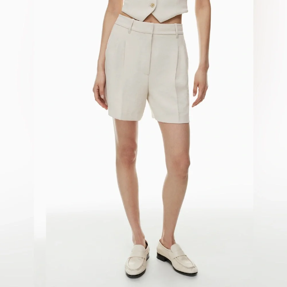 Aritzia mid thigh 5” short - Picture 2 of 9